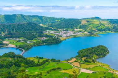Portekiz Sao Miguel adasındaki Lagoa Verde ve Lagoa Azul 'un hava manzarası.