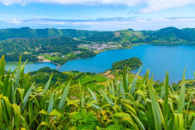 Portekiz Sao Miguel adasındaki Lagoa Verde ve Lagoa Azul 'un hava manzarası.