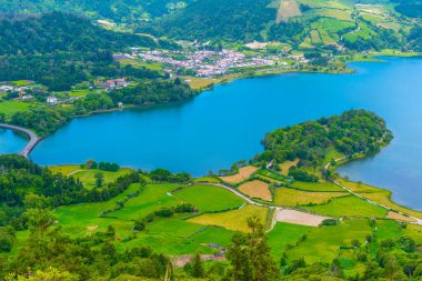 Portekiz Sao Miguel adasındaki Lagoa Verde ve Lagoa Azul 'un hava manzarası.