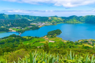 Portekiz Sao Miguel adasındaki Lagoa Verde ve Lagoa Azul 'un hava manzarası.
