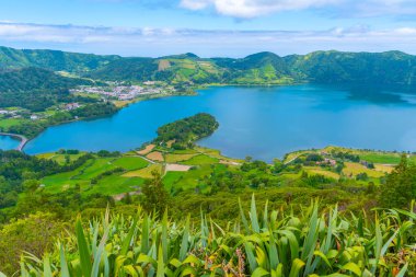 Portekiz Sao Miguel adasındaki Lagoa Verde ve Lagoa Azul 'un hava manzarası.