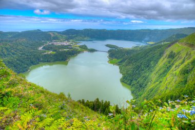 Miradouro da Vista do Rei View Lagoa Verde ve Lagoa Azul Sao Miguel Adası, Portekiz.