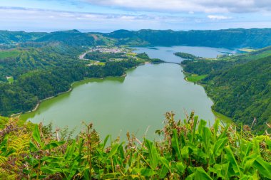 Miradouro da Vista do Rei View Lagoa Verde ve Lagoa Azul Sao Miguel Adası, Portekiz.