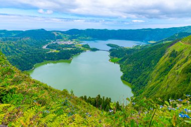 Miradouro da Vista do Rei View Lagoa Verde ve Lagoa Azul Sao Miguel Adası, Portekiz.