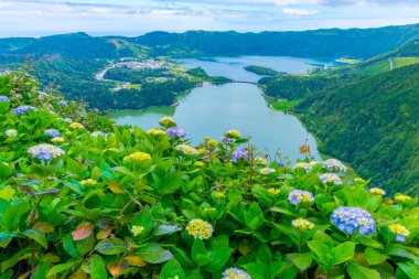 Miradouro da Vista do Rei View Lagoa Verde ve Lagoa Azul Sao Miguel Adası, Portekiz.