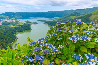 Miradouro da Vista do Rei View Lagoa Verde ve Lagoa Azul Sao Miguel Adası, Portekiz.