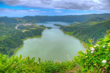 Miradouro da Vista do Rei View Lagoa Verde ve Lagoa Azul Sao Miguel Adası, Portekiz.