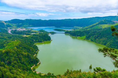 Miradouro da Vista do Rei View Lagoa Verde ve Lagoa Azul Sao Miguel Adası, Portekiz.