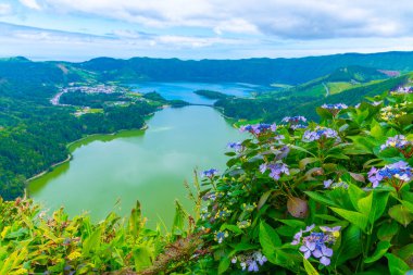 Miradouro da Vista do Rei View Lagoa Verde ve Lagoa Azul Sao Miguel Adası, Portekiz.