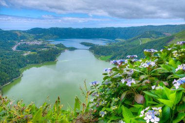 Miradouro da Vista do Rei View Lagoa Verde ve Lagoa Azul Sao Miguel Adası, Portekiz.