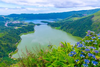 Miradouro da Vista do Rei View Lagoa Verde ve Lagoa Azul Sao Miguel Adası, Portekiz.