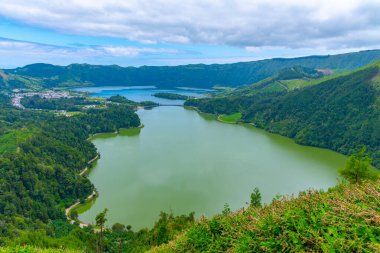 Miradouro da Vista do Rei View Lagoa Verde ve Lagoa Azul Sao Miguel Adası, Portekiz.