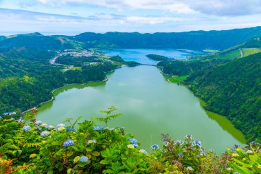 Miradouro da Vista do Rei View Lagoa Verde ve Lagoa Azul Sao Miguel Adası, Portekiz.