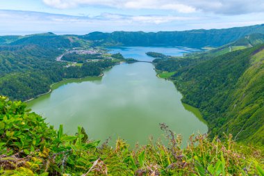 Miradouro da Vista do Rei View Lagoa Verde ve Lagoa Azul Sao Miguel Adası, Portekiz.