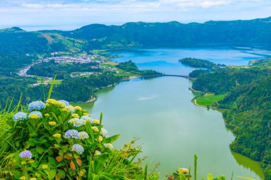 Miradouro da Vista do Rei View Lagoa Verde ve Lagoa Azul Sao Miguel Adası, Portekiz.