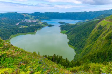 Miradouro da Vista do Rei View Lagoa Verde ve Lagoa Azul Sao Miguel Adası, Portekiz.
