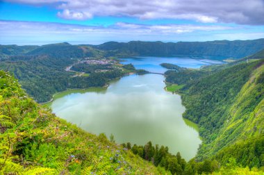 Miradouro da Vista do Rei View Lagoa Verde ve Lagoa Azul Sao Miguel Adası, Portekiz.