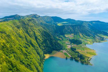 Portekiz, Azores 'teki Sao Miguel adasındaki Sete Cidades kalderasının hava manzarası..