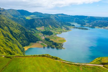 Portekiz, Azores 'teki Sao Miguel adasındaki Sete Cidades kalderasının hava manzarası..