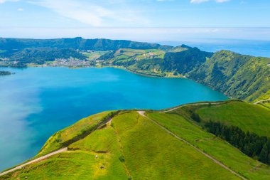 Portekiz, Azores 'teki Sao Miguel adasındaki Sete Cidades kalderasının hava manzarası..