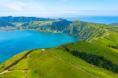 Portekiz, Azores 'teki Sao Miguel adasındaki Sete Cidades kalderasının hava manzarası..