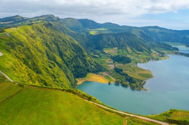 Portekiz, Azores 'teki Sao Miguel adasındaki Sete Cidades kalderasının hava manzarası..