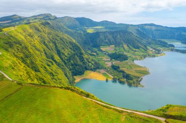 Portekiz, Azores 'teki Sao Miguel adasındaki Sete Cidades kalderasının hava manzarası..