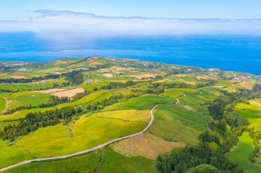 Portekiz, Azores 'deki Sao Miguel adasının kırsal arazisi..