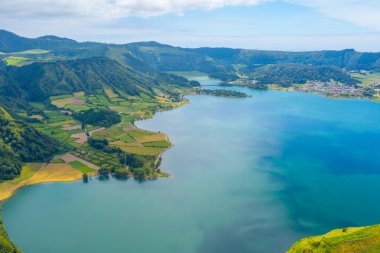 Portekiz, Azores 'teki Sao Miguel adasındaki Sete Cidades kalderasının hava manzarası..