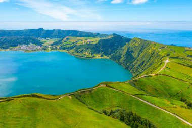 Portekiz, Azores 'teki Sao Miguel adasındaki Sete Cidades kalderasının hava manzarası..
