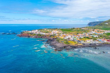 Portekiz 'in Sao Miguel adasındaki Mosteiros kasabasının hava manzarası.