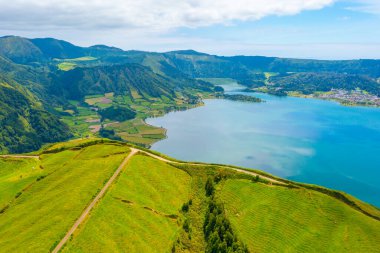 Portekiz, Azores 'teki Sao Miguel adasındaki Sete Cidades kalderasının hava manzarası..