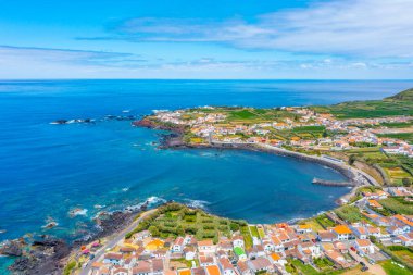 Portekiz 'in Sao Miguel adasındaki Mosteiros kasabasının hava manzarası.
