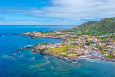 Portekiz 'in Sao Miguel adasındaki Mosteiros kasabasının hava manzarası.