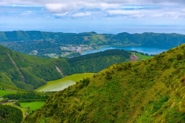 Portekiz Sao Miguel adasındaki Lagoa Verde ve Lagoa Azul 'un hava manzarası.