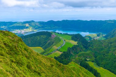 Portekiz, Azores 'teki Sao Miguel adasındaki Sete Cidades kalderasının hava manzarası..