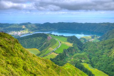 Portekiz, Azores 'teki Sao Miguel adasındaki Sete Cidades kalderasının hava manzarası..