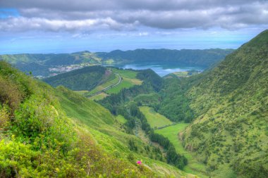 Portekiz, Azores 'teki Sao Miguel adasındaki Sete Cidades kalderasının hava manzarası..