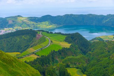 Portekiz, Azores 'teki Sao Miguel adasındaki Sete Cidades kalderasının hava manzarası..