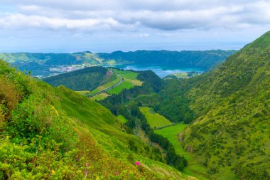 Portekiz, Azores 'teki Sao Miguel adasındaki Sete Cidades kalderasının hava manzarası..