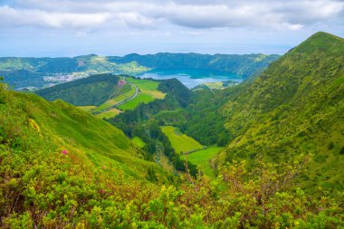 Portekiz, Azores 'teki Sao Miguel adasındaki Sete Cidades kalderasının hava manzarası..
