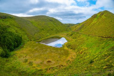 Portekiz 'deki Sao Miguel adasında küçük bir kaldera gölü..