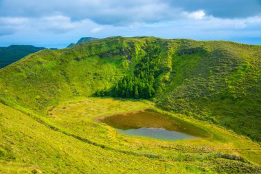 Portekiz 'deki Sao Miguel adasında küçük bir kaldera gölü..