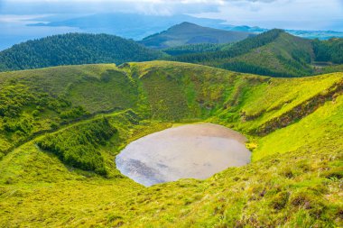 Portekiz 'deki Sao Miguel adasında küçük bir kaldera gölü..