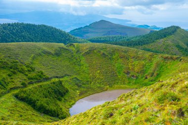 Portekiz 'deki Sao Miguel adasında küçük bir kaldera gölü..
