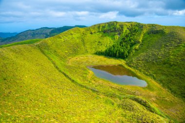 Portekiz 'deki Sao Miguel adasında küçük bir kaldera gölü..