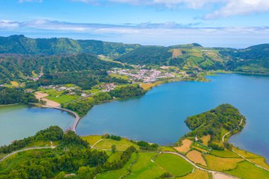 Portekiz Sao Miguel adasındaki Lagoa Verde ve Lagoa Azul 'un hava manzarası.