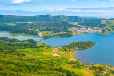 Portekiz Sao Miguel adasındaki Lagoa Verde ve Lagoa Azul 'un hava manzarası.