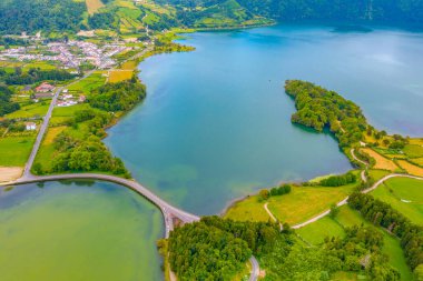 Portekiz Sao Miguel adasındaki Lagoa Verde ve Lagoa Azul 'un hava manzarası.