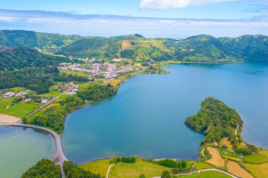 Portekiz Sao Miguel adasındaki Lagoa Verde ve Lagoa Azul 'un hava manzarası.